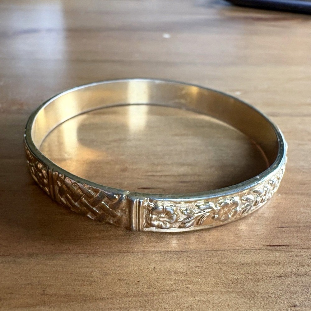 Gold Tone Engraved Floral Pattern Metal Bangle Bracelet